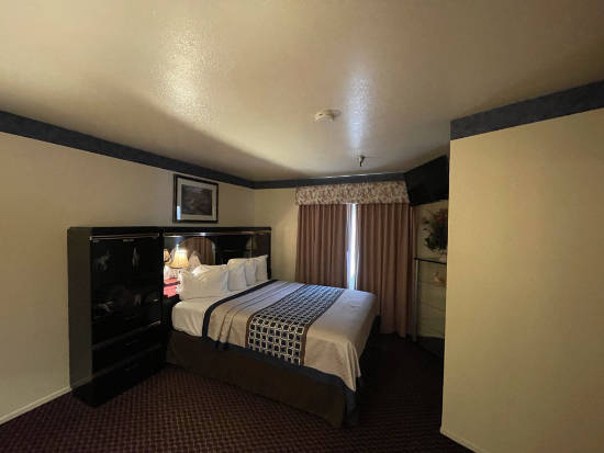 The Oakridge Inn - master suite